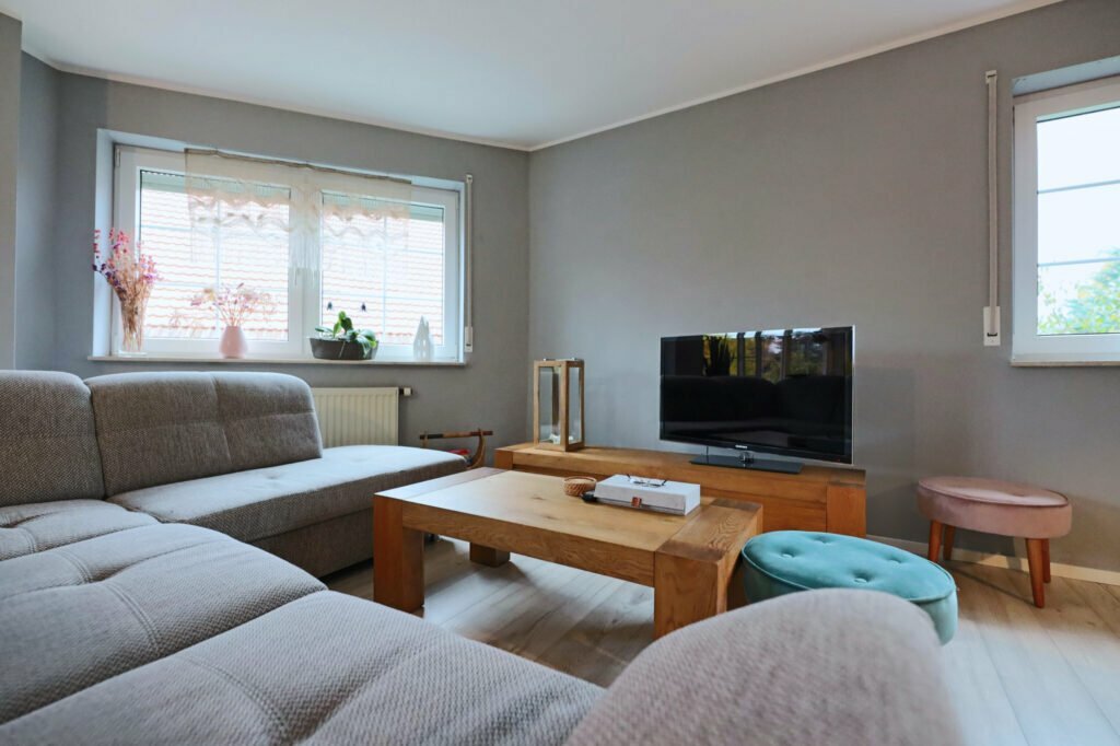 Gemütliches Wohnzimmer mit Holzmöbeln und Couch