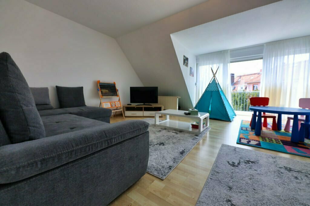 Wohnzimmer in einer Eigentumswohnung in Frankfurt mit Kinderspielzeug und Indianerzelt