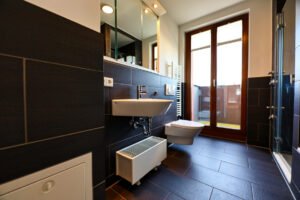 Modernes Badezimmer mit schwarzen Fliesen