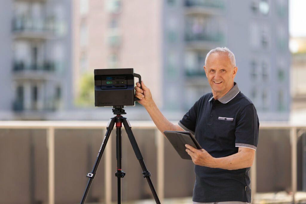 Hans Wagner mit einer Matterport Pro 2 Kamera
