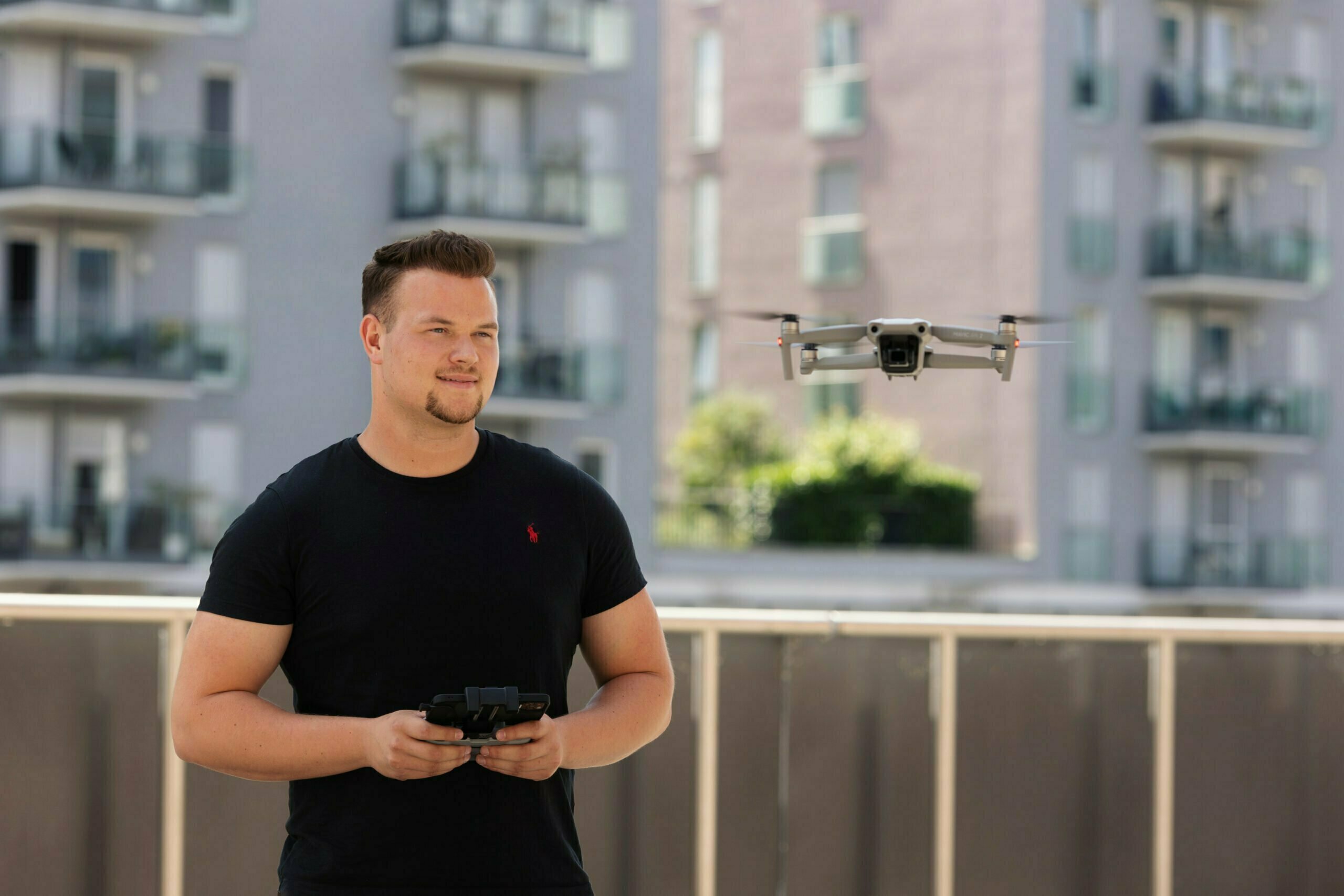 Paul Wagner mit einer DJI Drohne
