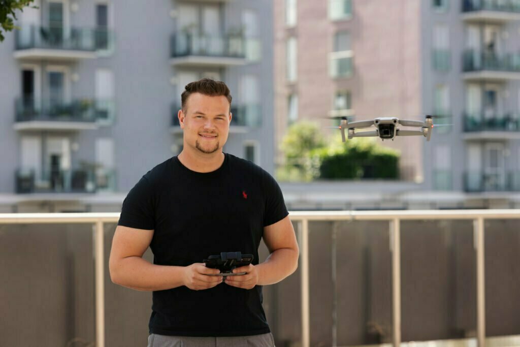 Paul Wagner mit einer DJI Drohne