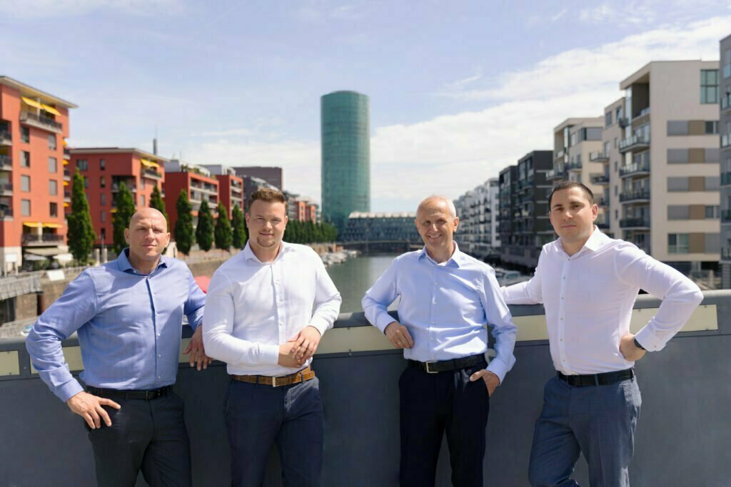 Das Develo Immobilien Team posiert im Westhafen von Frankfurt am Main
